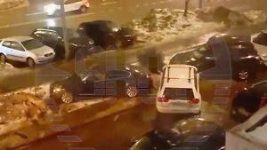 Неадекват на внедорожнике протаранил более десяти автомобилей в московском дворе