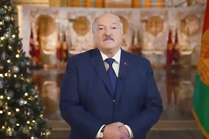 Лукашенко в новогоднем обращении поблагодарил людей в погонах за мир в Белоруссии