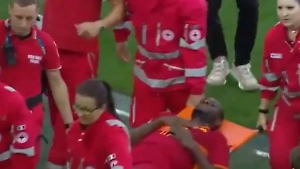 Держался за грудь: Защитник "Ромы" рухнул на поле с приступом в матче с "Удинезе"