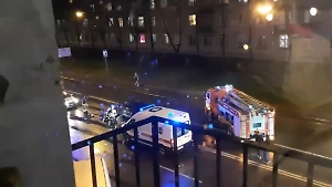 Перебегала дорогу: В Санкт-Петербурге водитель переехал сбитую другой машиной женщину