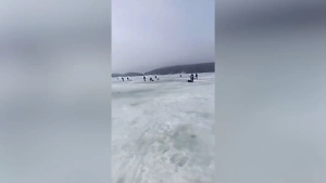 "Будем дальше рыбу ловить": На Сахалине оторвало от берега льдину с рыбаками
