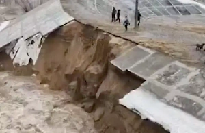В Томске сильный поток воды размыл земляной вал, примыкающий к мосту