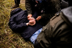 Вологодские полицейские поймали подростка на краже и попали в больницу с ножевыми