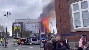 Шпиль рухнул во время пожара на старой фондовой бирже в Копенгагене