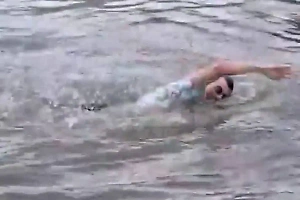 "Водичка тёпленькая" : Россиянин устроил экстремальный заплыв по затопленному Дубаю