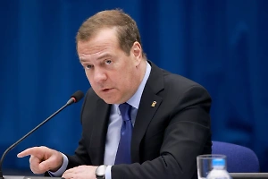 Медведев требует ужесточить наказание для иноагентов в России по примеру США