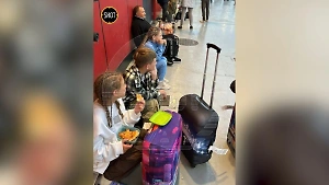 Дети на полу, потоп на взлётной: Life.ru разведал обстановку в "адском лагере" с сотнями россиян в аэропорту Дубая