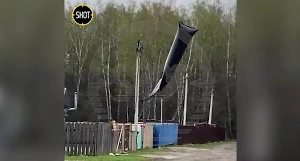Метеозонд ВСУ с взрывчаткой застрял в заборе в селе в Калужской области