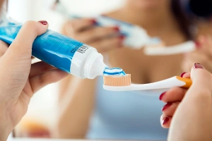 Тюбик безопасен: Названы 10 вредных веществ, которых не должно быть в составе зубной пасты
