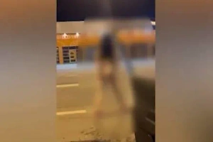 В Краснодаре две подруги устроили голые танцы прямо на дороге
