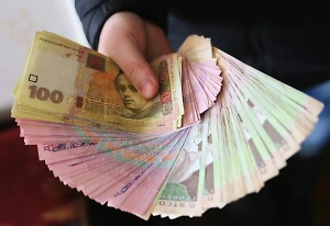 Гривна вошла в десятку самых слабых валют мира, сообщил украинский экономист