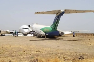 В Африке Boeing неудачно сел и врезался в ранее потерпевший крушение самолёт