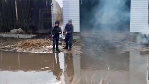 "Пацаны, клюёт?": Смышлёные дети с удочками нашли плюсы даже в сильном паводке на Алтае