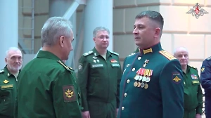 Шойгу вручил медаль "Золотая Звезда" двум офицерам, отличившимся в зоне СВО
