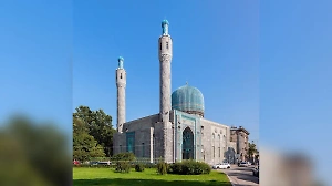 Сотни мусульман пришли к Соборной мечети Петербурга отметить Ураза-байрам