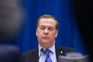 Медведев углядел за протестами в Грузии знакомую "голливудскую руку"