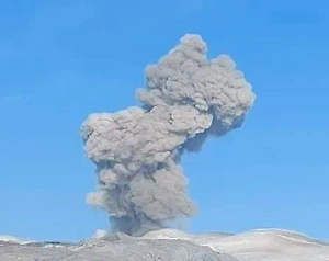 Семиметровый шлейф: Курильский вулкан выбросил пепел и угрожает самолётам