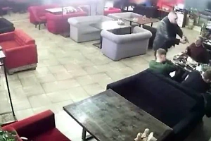В Петербурге мужчина ранил посетителя ресторана из пистолета и пытался задушить других