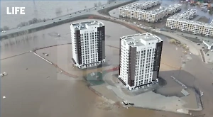 Life.ru публикует видео с дрона из Оренбурга, где под водой оказался целый микрорайон