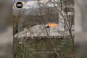 "Закидывает "молотов" в окно": Очевидцы сняли на видео взрывы у обладминистрации во Владимире
