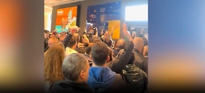 300 украинских "ухилянтов" устроили Майдан в паспортном центре Варшавы
