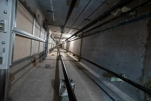 Два человека свалились в шахту лифта в Москве