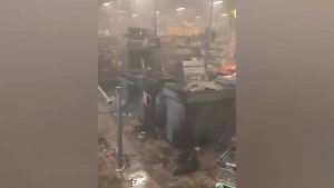 Вытаскивали за ноги: Неадекватный пироман устроил погром и пожар в магазине под Липецком