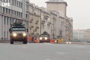"Ярсы", "Искандеры" и "Тайфуны": Военная техника проехала по центру Москвы перед репетицией парада Победы
