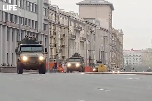 Военная техника проехала по центру Москвы перед репетицией парада Победы