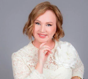 Можно смело рассказать свой любимый анекдот или шутку и последить за реакцией нового знакомого. Если не смеётся, смело отказывайтесь от этих отношений.