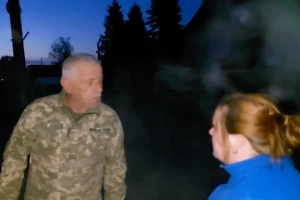 Пьяные украинские военкомы кинулись с кулаками на женщин, пытавшихся отбить волонтёра