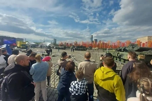 Сотни москвичей пришли к парку Победы перед открытием "выставки трофеев"