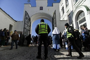 Азаров счёл арест наместника Святогорской лавры новым витком религиозной войны Зеленского