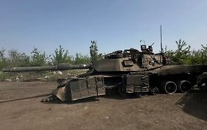 Минобороны показало видео буксировки танка Abrams с поля боя под Авдеевкой