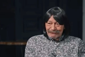 Назаров дал интервью в женском парике и назвал себя рептилией