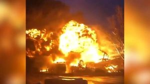 В Ростове произошёл мощный пожар со взрывами в ангаре