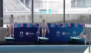 Французский прыгун Жандар упал с трамплина во время выступления перед Макроном