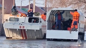 Вода по грудь: Жители Оренбуржья рассказали о жуткой ситуации с затоплениями