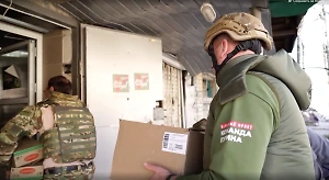 "Наконец пришла Россия": Жители Авдеевки встретили волонтёров Народного фронта с гумпомощью