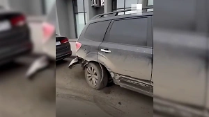 19-летняя девушка за рулём "порше-кайена" разнесла десяток машин на парковке в Челябинске