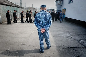 Жительницу Челябинской области задержали за попытку передать сыну в колонию наркотики в финиках