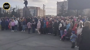 "Путин, помоги!": Пострадавшие от потопа жители Орска вышли с протестом на главную площадь