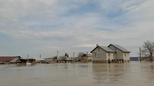  Life.ru публикует видео с ушедшими под воду домами в Орске