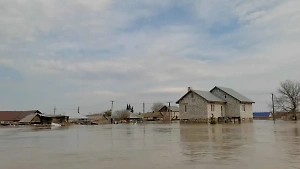 Life.ru публикует видео с ушедшими под воду домами в Орске