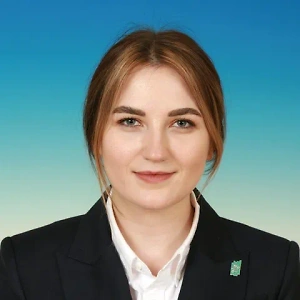 Мы видим, что старшеклассники находятся под колоссальным давлением — экзамены, плотное расписание, домашние задания. Если сокращать срок обучения, возникает закономерный вопрос: куда «втиснутся» все оставшиеся темы и компетенции? Не приведёт ли это к перегрузке и ещё большему стрессу? Кроме того, именно в эти годы подростки учатся брать на себя ответственность, заботиться о здоровье, ищут себя в будущей профессии. Это время важной адаптации ко взрослой жизни, и сокращать его — значит отнимать у ребят возможность пройти этот путь в нормальном темпе.
