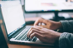 Названы расстройства, на которые указывает привычка работать под музыку