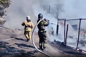 Около 30 дачных строений загорелись в Забайкальском крае