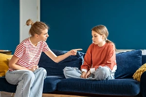 "Нужно сохранять спокойствие": Психолог дала советы родителям, что делать, если дети ругаются матом