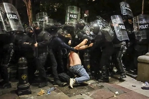 Шесть силовиков пострадали в ходе митинга против закона об иноагентах в Тбилиси