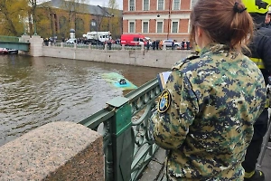 Коричневая тёмная вода: Пассажир рассказал, как выбирался из упавшего в реку автобуса